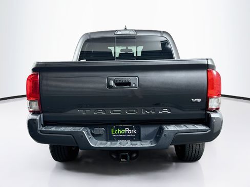 Used 2017 Toyota Tacoma TRD Sport RWD image 7