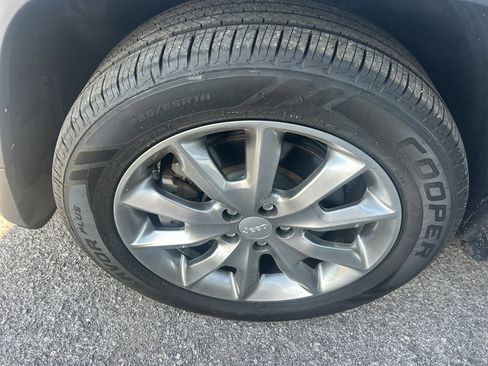 Used 2018 Jeep Cherokee Limited w/ Luxury Group FWD image 9