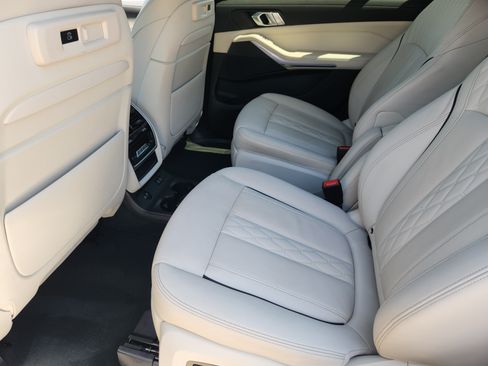 Used 2022 BMW X7 xDrive40i w/ M Sport Package AWD/4WD image 29