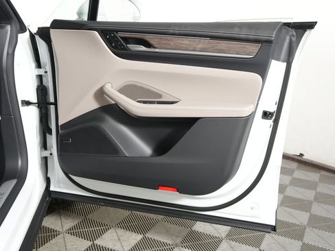 New 2026 Porsche Macan 4 Electric image 38