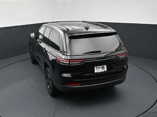 Used 2023 Jeep Grand Cherokee Limited w/ Black Appearance Package AWD/4WD image 16