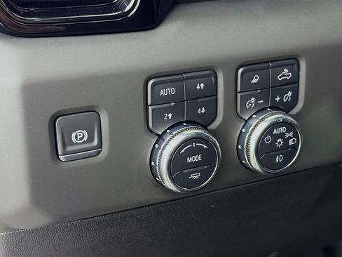 Used 2025 GMC Sierra 1500 AT4 w/ AT4 Premium Package AWD/4WD image 11
