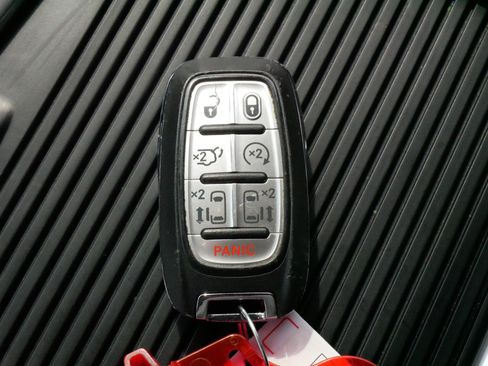 Used 2023 Chrysler Pacifica Touring-L FWD image 31