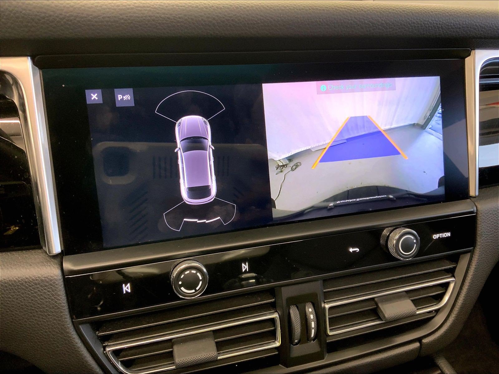 Certified 2023 Porsche Macan AWD/4WD image 25