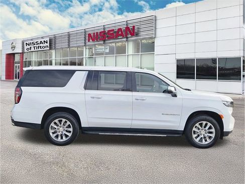 Used 2023 Chevrolet Suburban Premier image 3