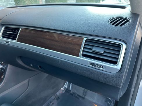 Used 2016 Volkswagen Touareg Sport image 46