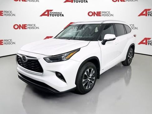 Certified 2025 Toyota Highlander XLE image 3