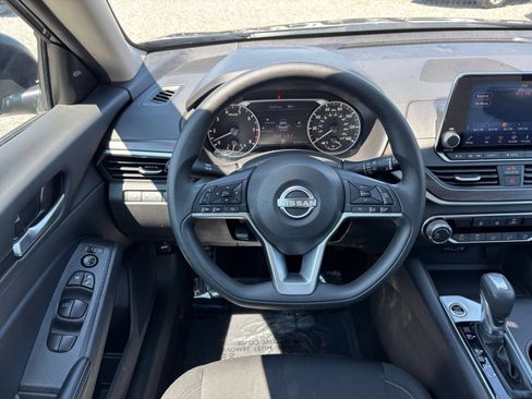 Used 2025 Nissan Altima 2.5 SV FWD image 33
