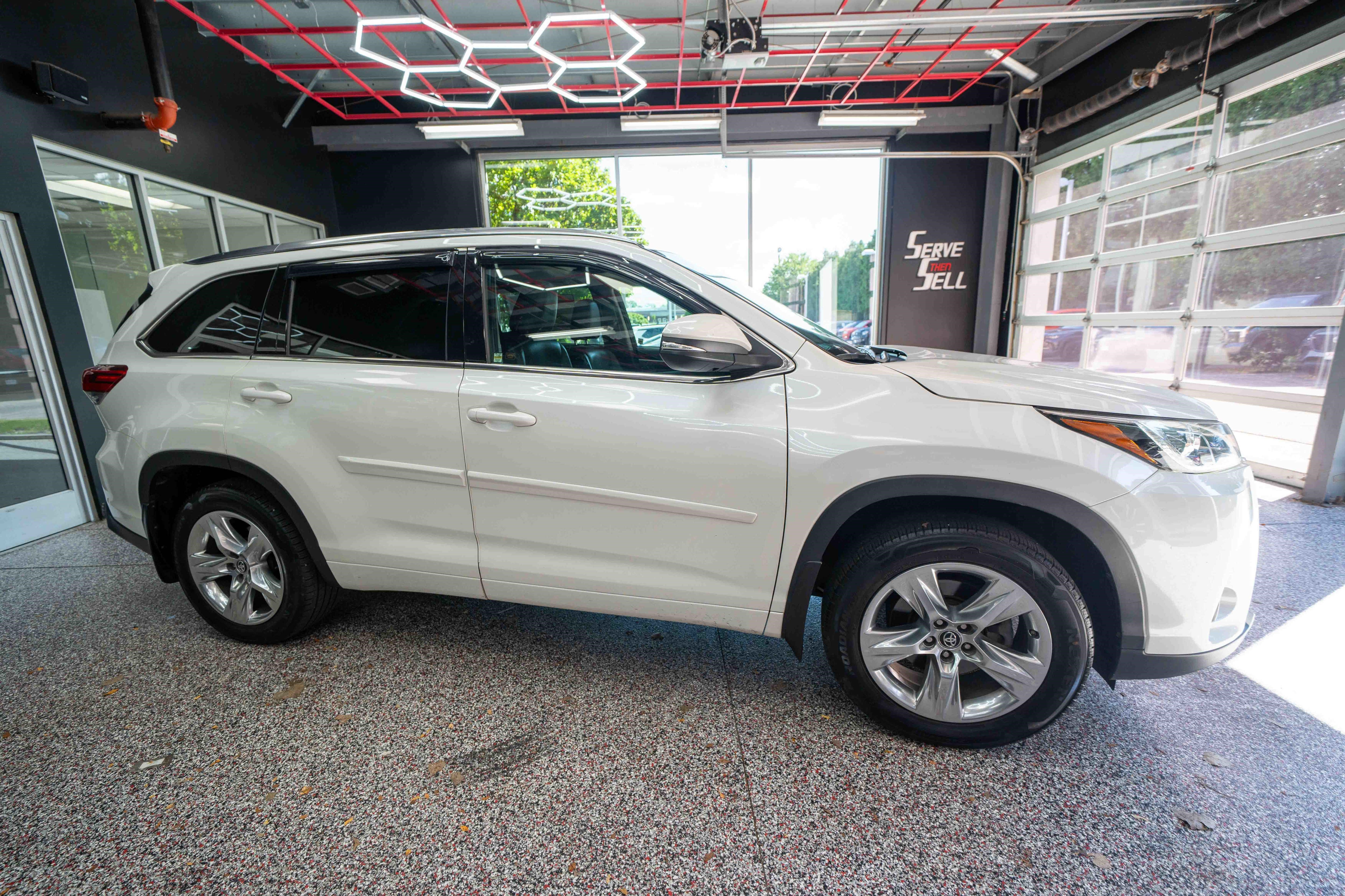 Used 2018 Toyota Highlander Limited AWD/4WD image 5