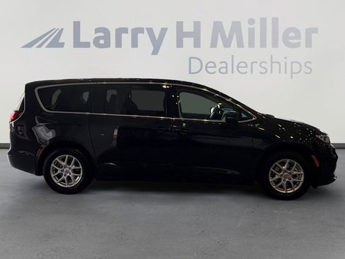 Used 2023 Chrysler Pacifica Touring-L FWD image 6
