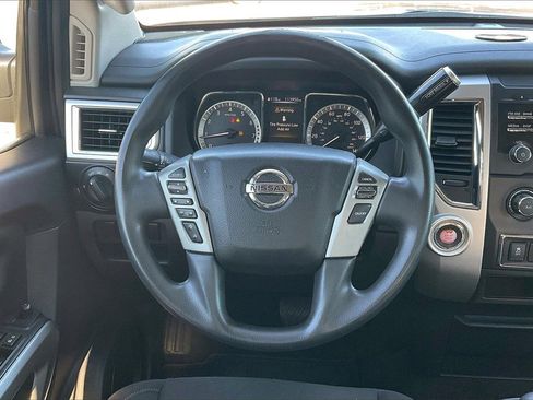 Used 2018 Nissan Titan SV image 5