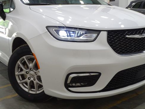 Used 2024 Chrysler Pacifica Touring-L image 41