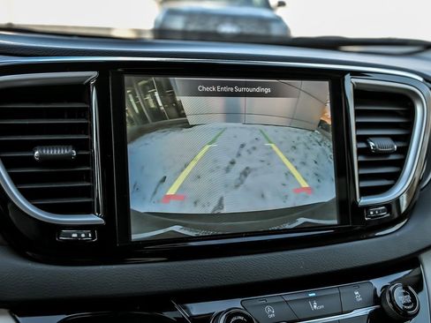 Used 2022 Chrysler Pacifica Touring-L image 22