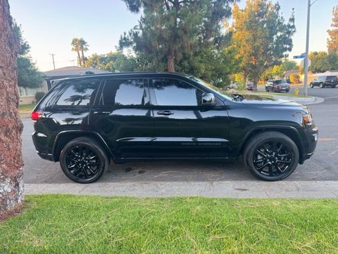 Used 2019 Jeep Grand Cherokee Altitude RWD image 4