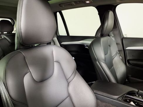 Used 2023 Volvo XC90 B5 Core image 10