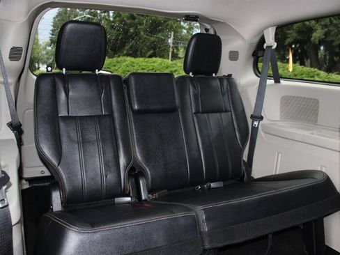 Used 2014 Chrysler Town & Country Touring FWD image 17