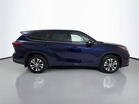 Used 2022 Toyota Highlander XLE AWD/4WD image 8