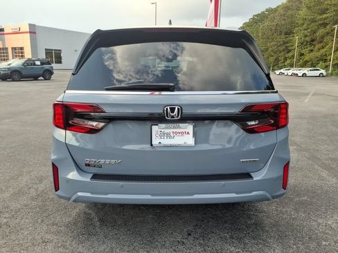 Used 2025 Honda Odyssey Touring image 2