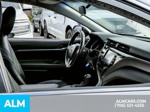Used 2020 Toyota Camry SE FWD image 18