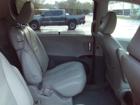 Used 2017 Toyota Sienna XLE w/ XLE Navigation Package FWD image 14