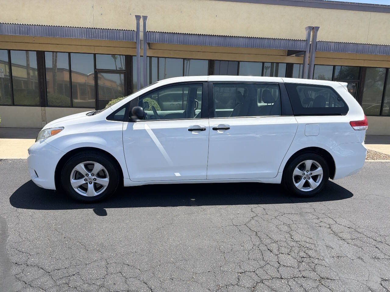 Used 2014 Toyota Sienna L FWD image 3