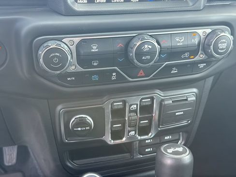 Used 2022 Jeep Wrangler Unlimited Sahara AWD/4WD image 18