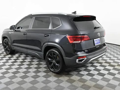 Used 2023 Volkswagen Taos SE w/ Panoramic Sunroof Package FWD image 8