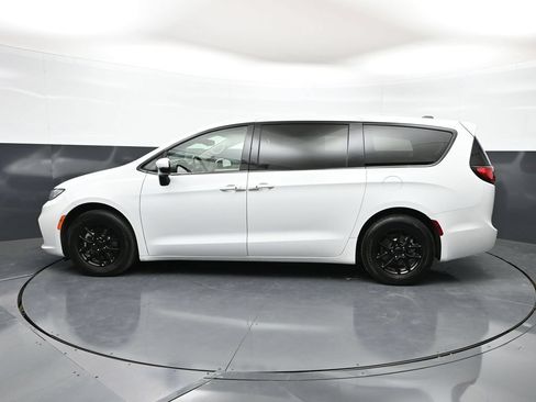 Used 2023 Chrysler Pacifica Touring-L FWD image 36