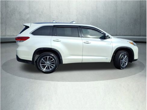 Used 2017 Toyota Highlander XLE image 25