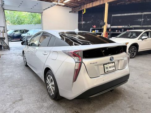 Used 2017 Toyota Prius Four w/ Premium Convenience Package FWD image 4