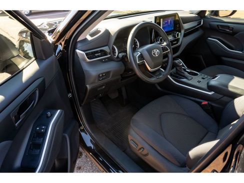 Used 2023 Toyota Highlander LE image 9