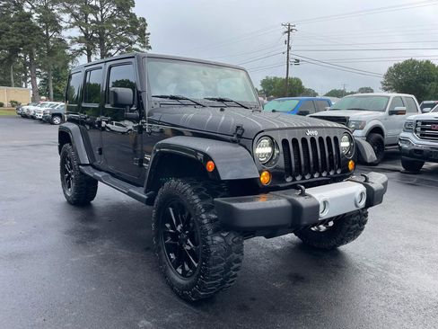 Used 2015 Jeep Wrangler Unlimited Sahara w/ Connectivity Group AWD/4WD image 4