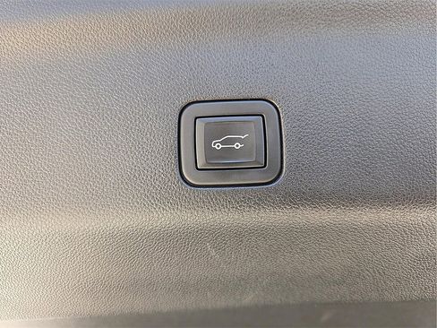 Used 2024 GMC Yukon XL Denali Ultimate image 11