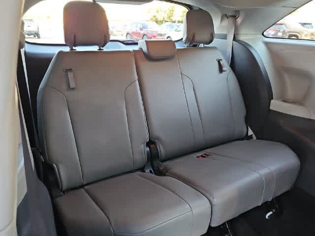 Used 2022 Toyota Sienna XLE FWD image 18