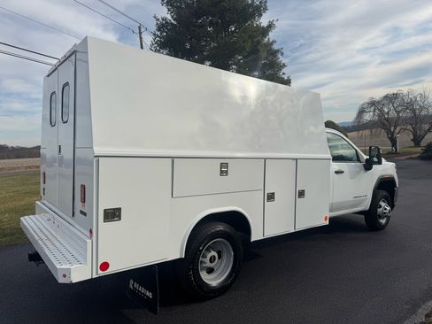 Used 2022 GMC Sierra 3500 Pro w/ Convenience Package image 8