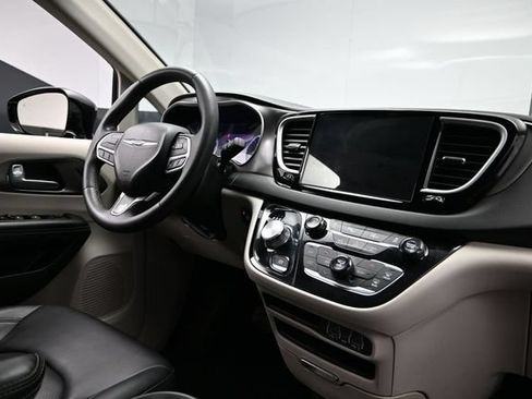 Certified 2024 Chrysler Pacifica Touring-L FWD image 15