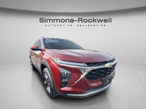 Used 2025 Chevrolet Trax LT w/ LT Convenience Package FWD image 5