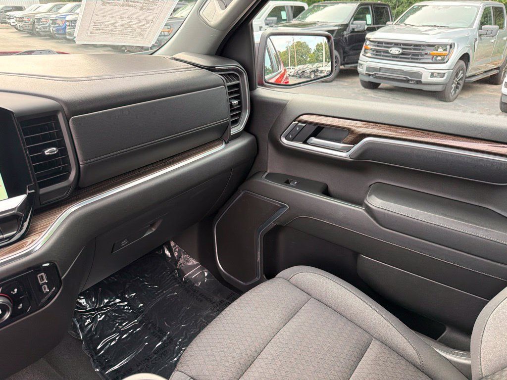 Used 2025 Chevrolet Silverado 1500 LT AWD/4WD image 21