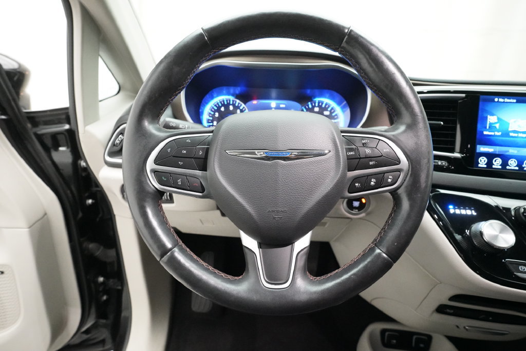 Used 2017 Chrysler Pacifica Touring-L Plus FWD image 4