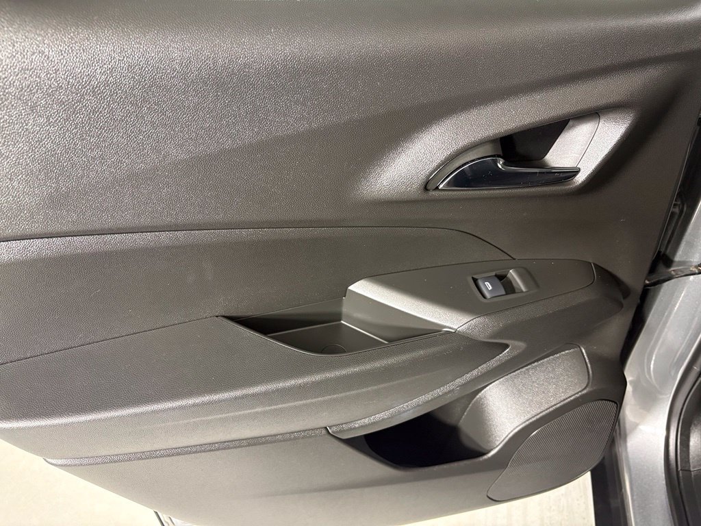 Used 2024 Chevrolet Trax LT FWD image 40