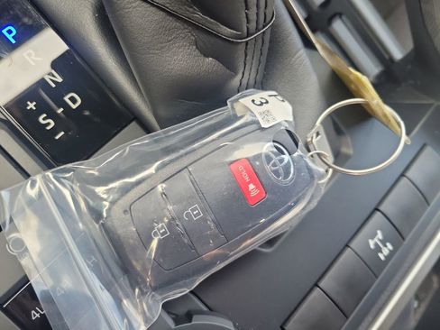 Certified 2025 Toyota Tacoma TRD Off-Road image 36