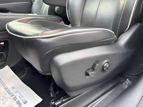 Used 2025 Chrysler Pacifica Limited FWD image 31