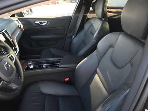 Used 2025 Volvo V60 B5 Cross Country Plus image 5