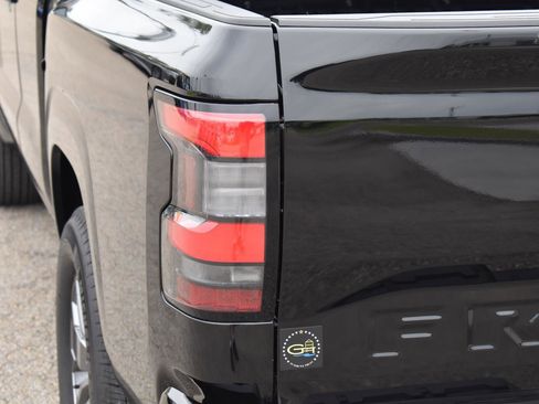 Used 2025 Nissan Frontier SV image 6