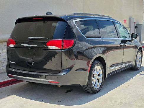 Used 2017 Chrysler Pacifica Touring-L w/ Tire & Wheel Group FWD image 3