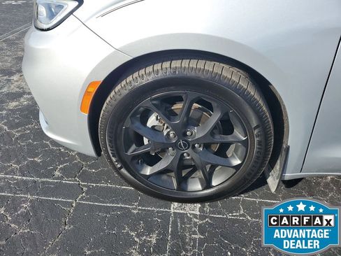 Used 2023 Chrysler Pacifica Limited w/ S Appearance Package image 18