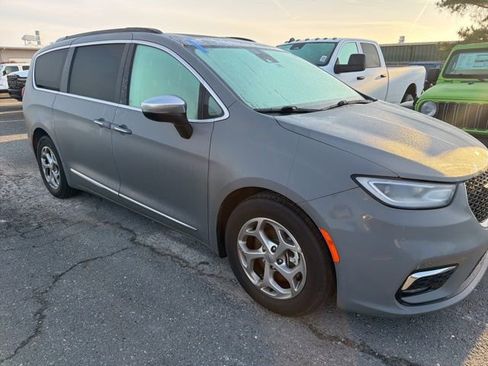 Used 2023 Chrysler Pacifica Limited image 3