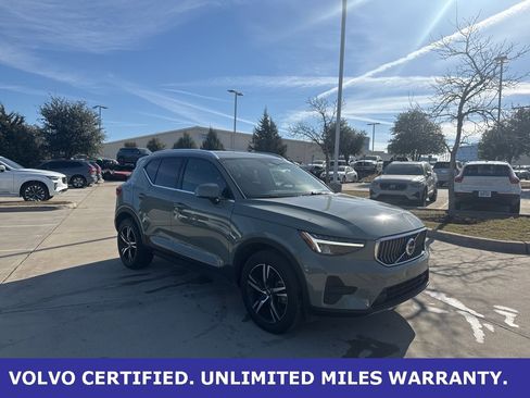 Certified 2025 Volvo XC40 B5 Core image 3