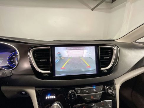 Used 2024 Chrysler Pacifica Touring-L image 14