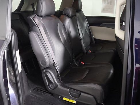 Used 2024 Kia Carnival LX image 29